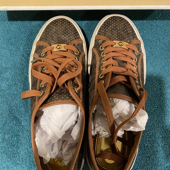 MK Shoes - Picture 5 of 10